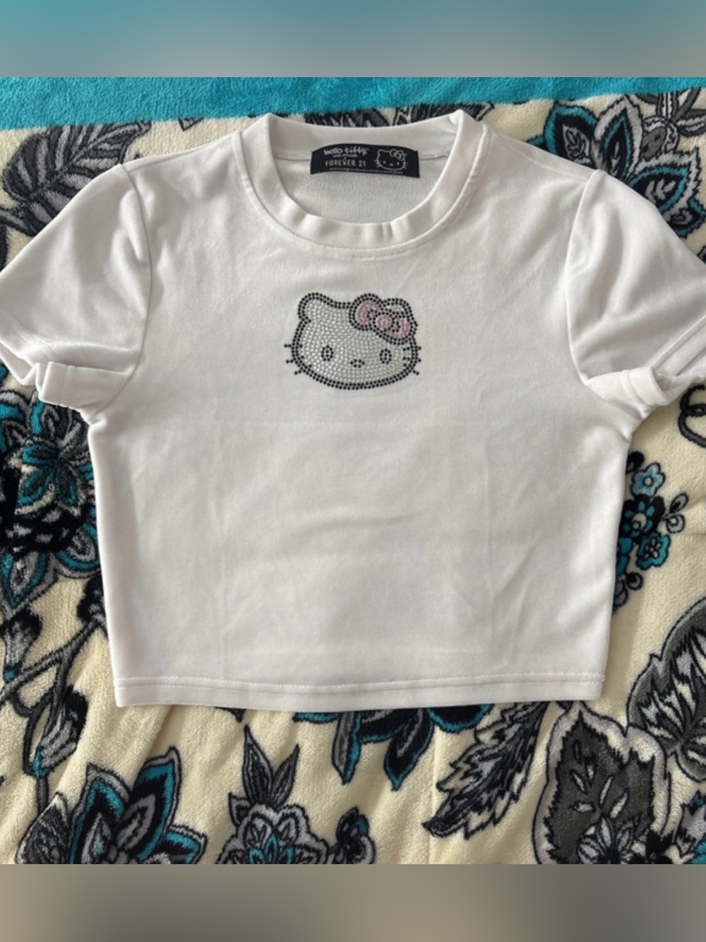 ✨ Hello Kitty Baby Tee – XS (Cropped Fit) ✨